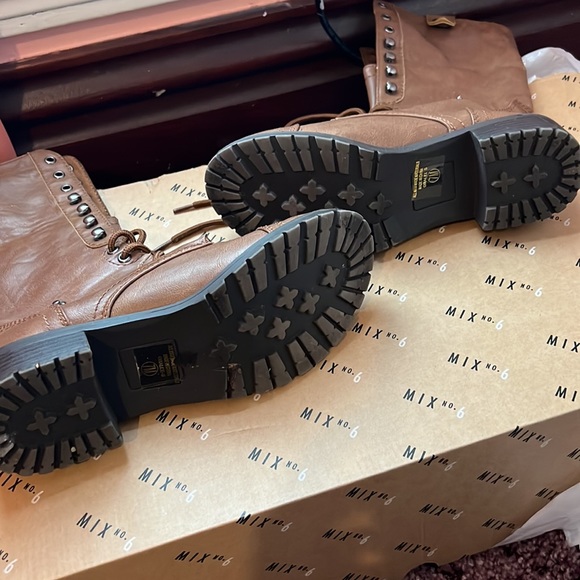 Brown boots - Picture 5 of 8